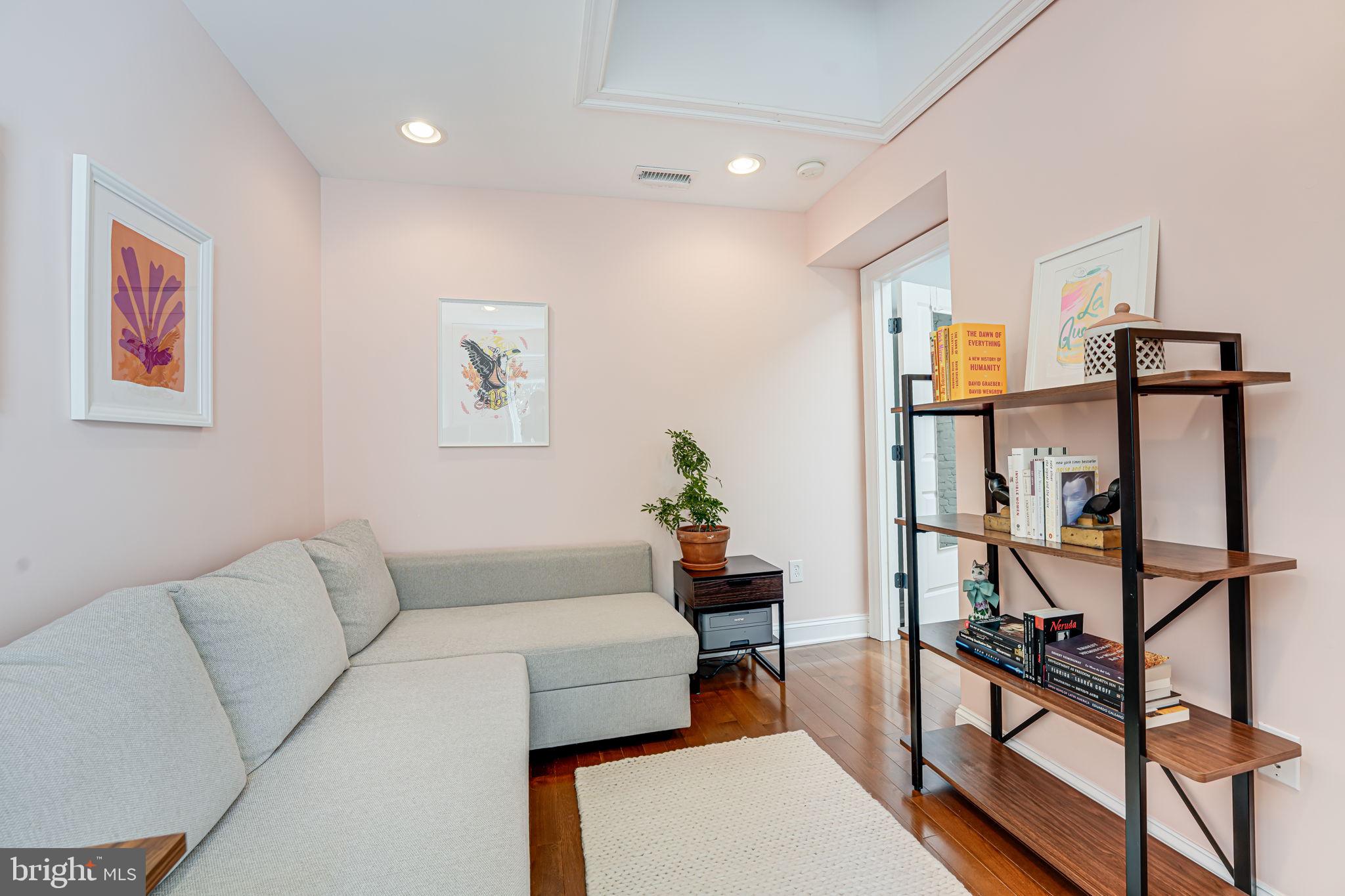 904 Crittenden St NW