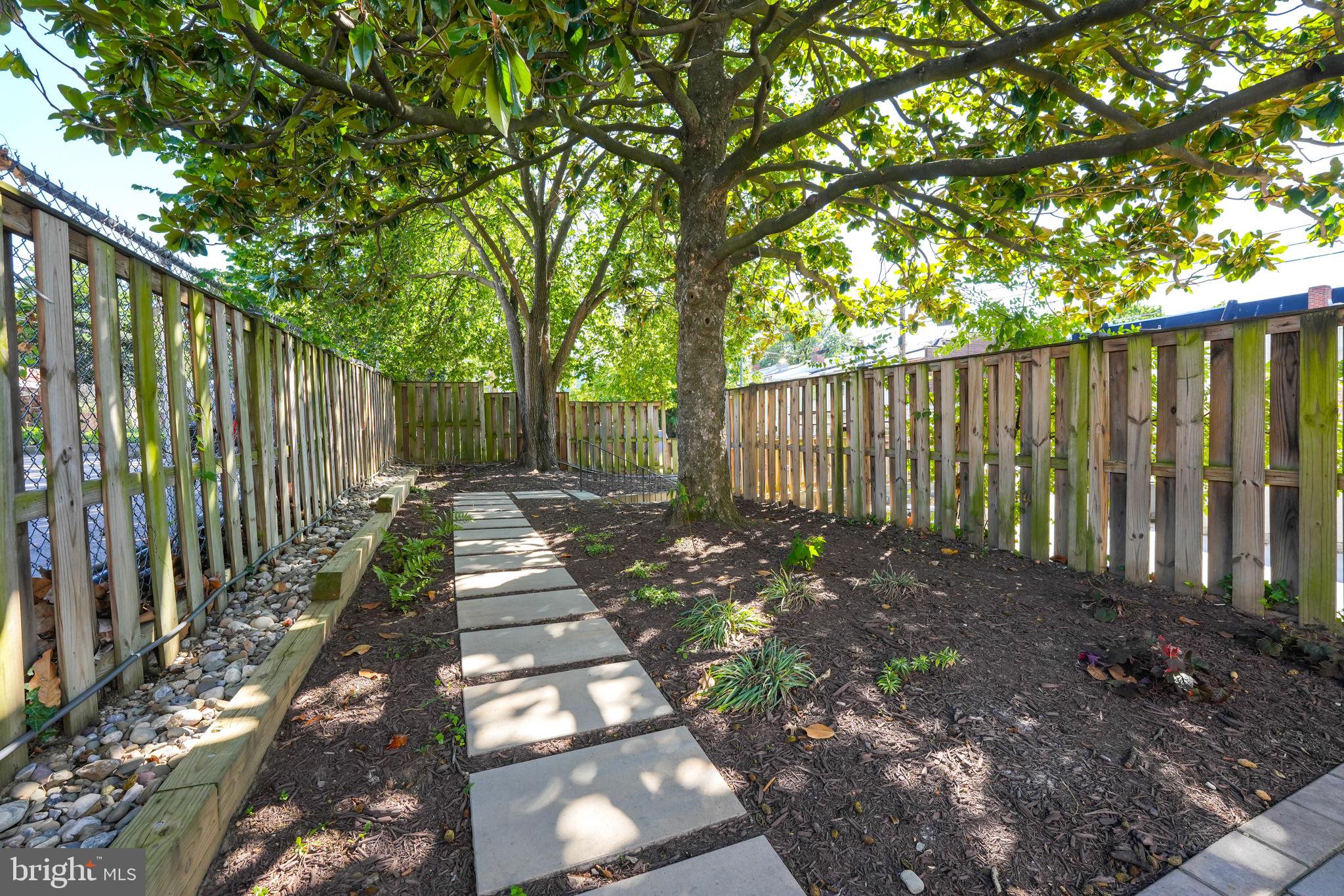 904 Crittenden St NW