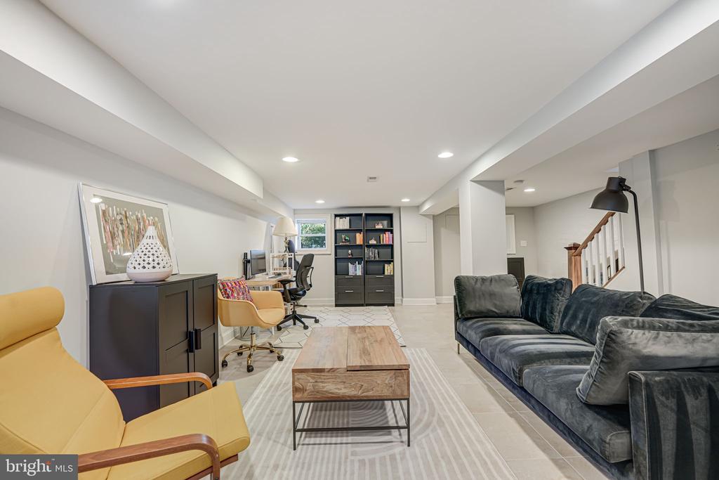 904 Crittenden St NW