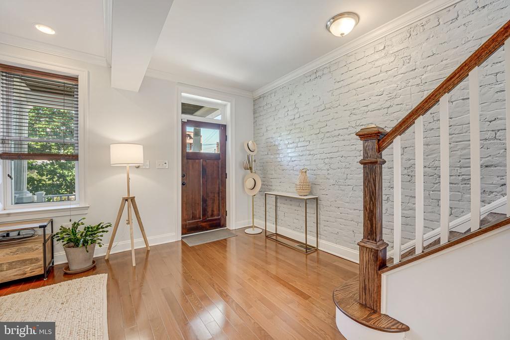 904 Crittenden St NW