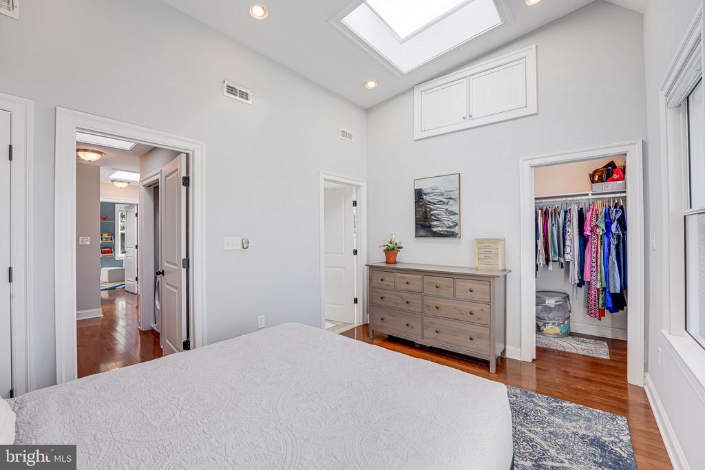 904 Crittenden St NW