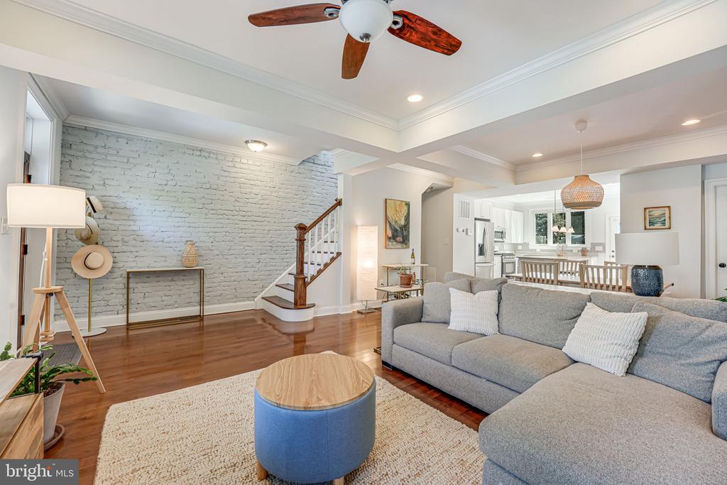 904 Crittenden St NW