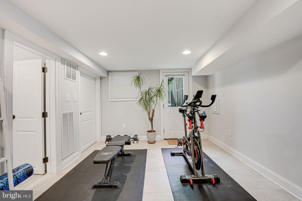 904 Crittenden St NW