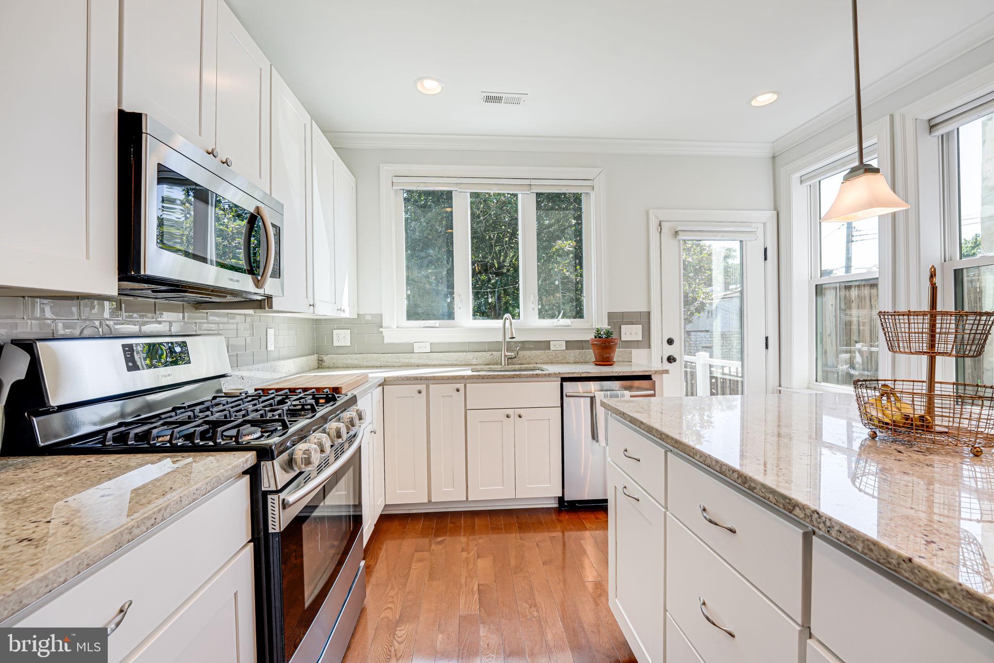 904 Crittenden St NW