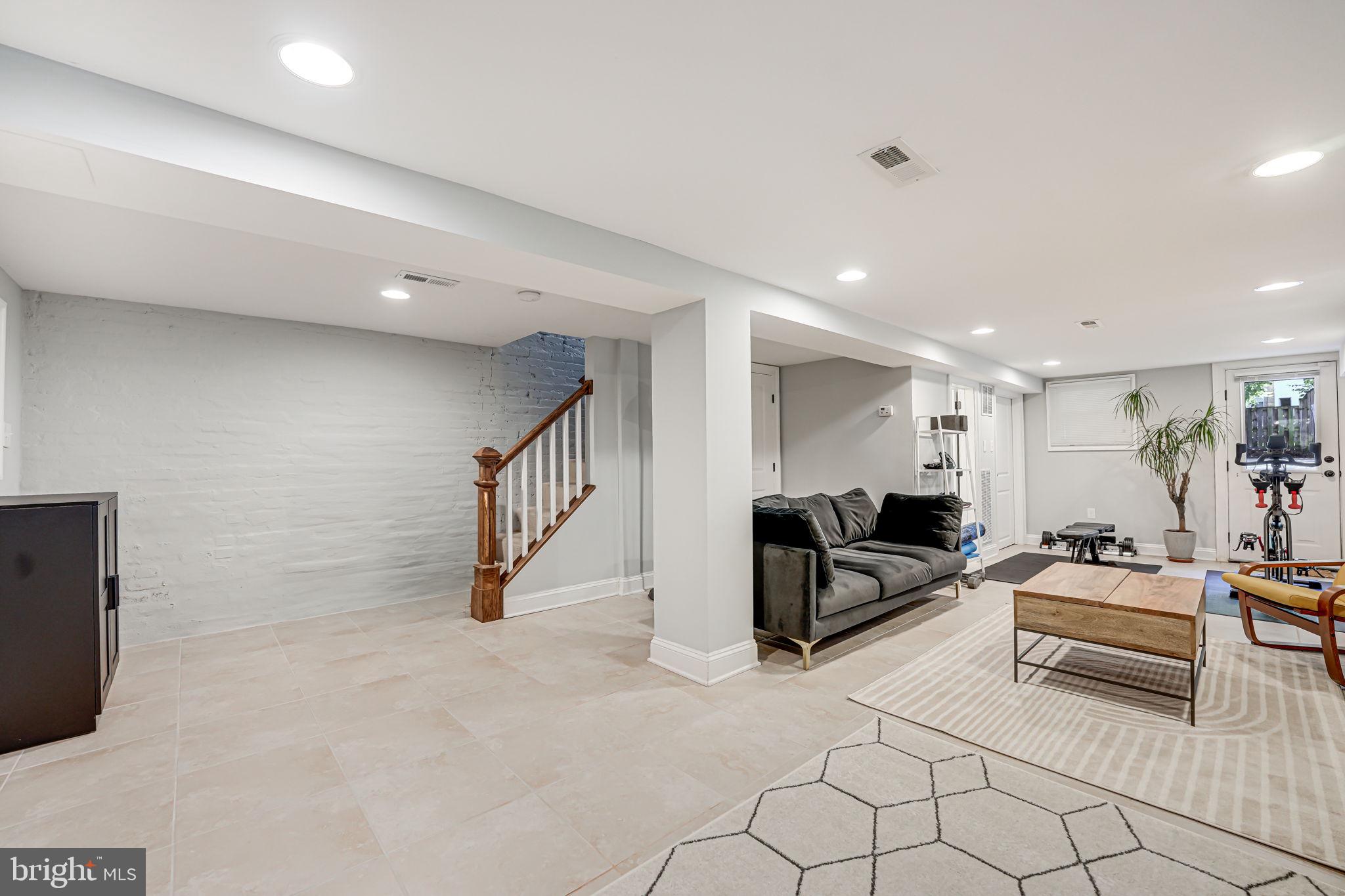 904 Crittenden St NW