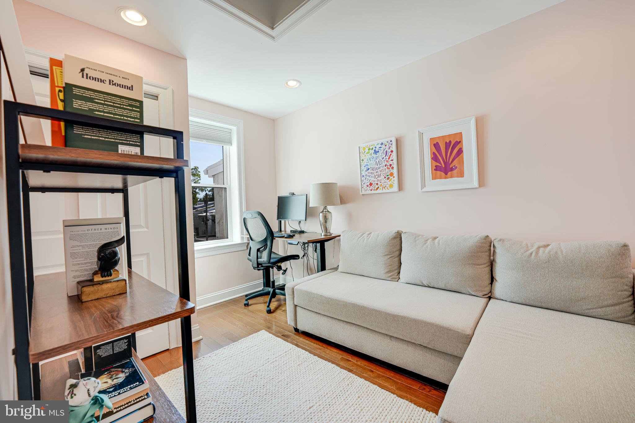 904 Crittenden St NW