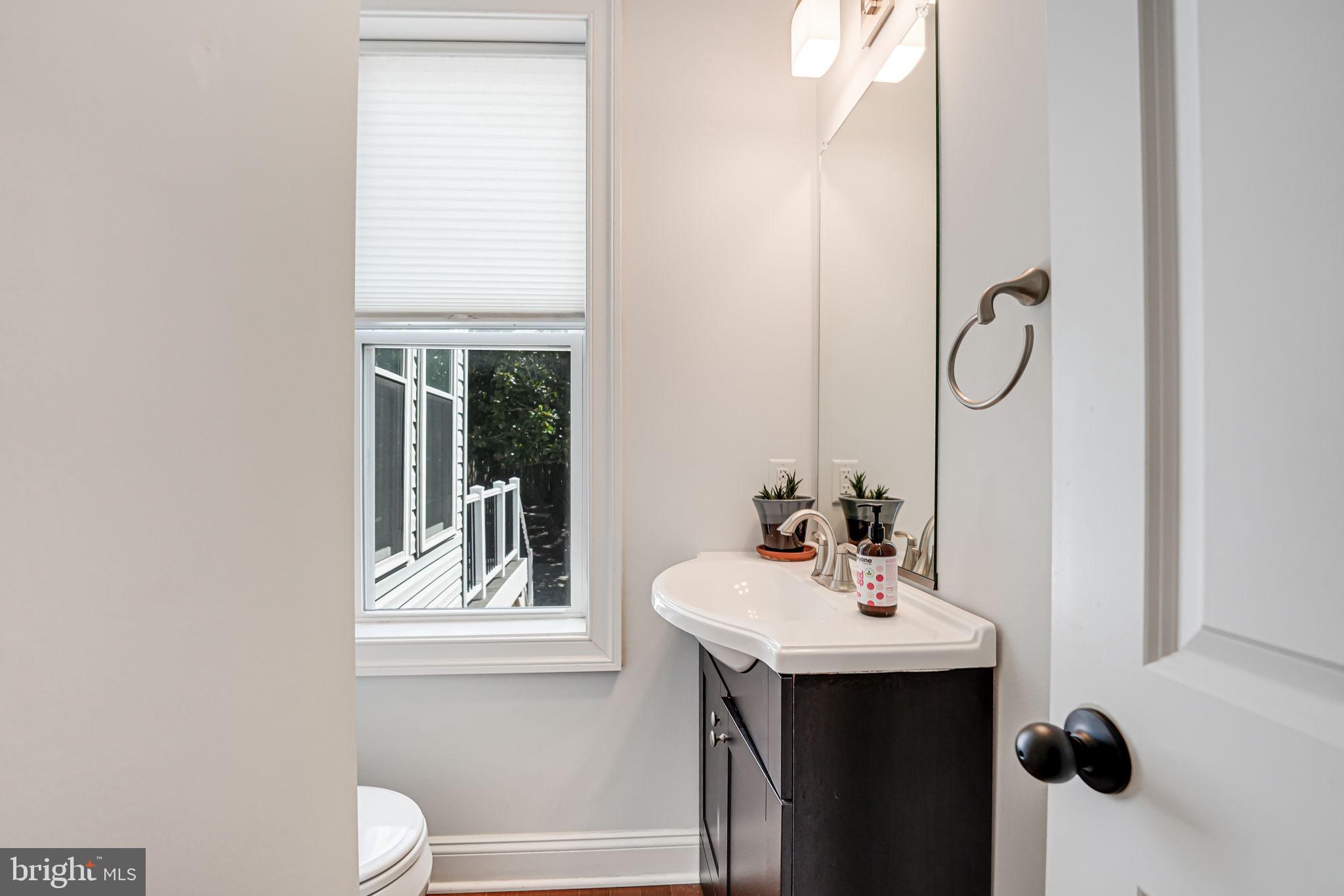 904 Crittenden St NW