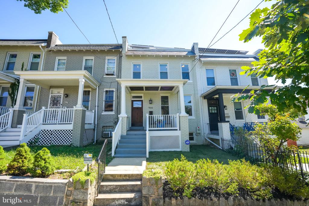 904 Crittenden St NW