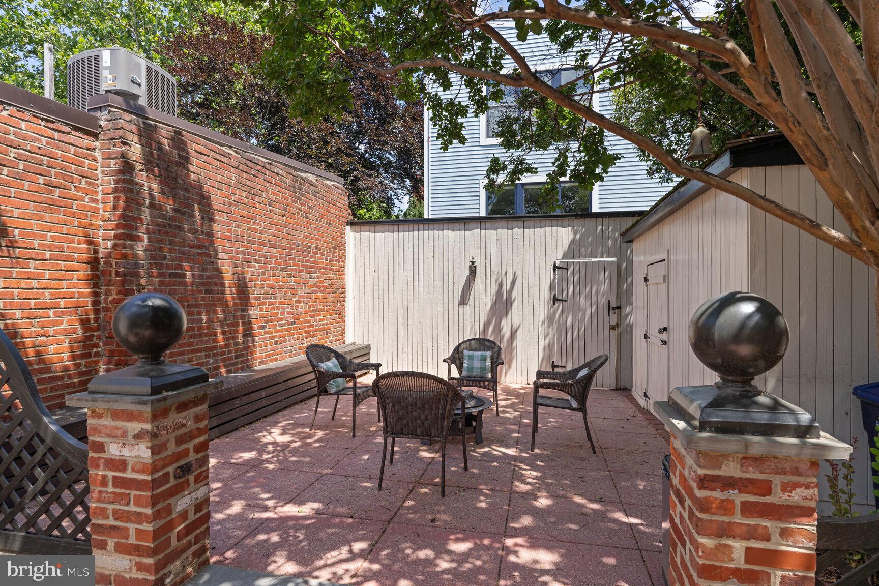 402 G St SE