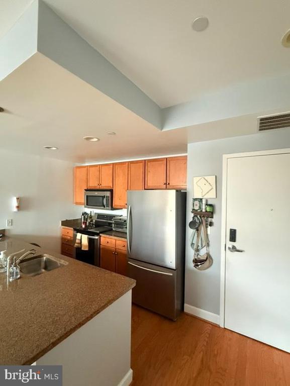 150 V ST NW #201