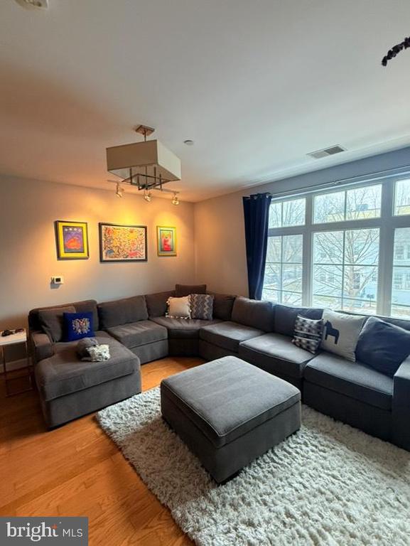 150 V ST NW #201