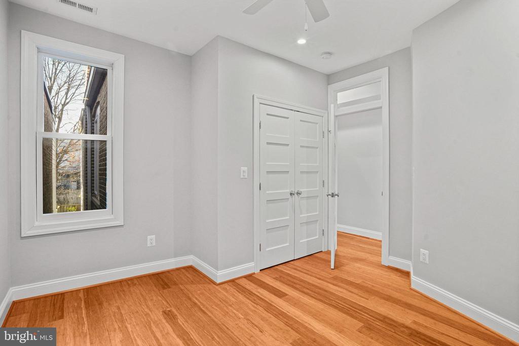 230 12th Pl NE