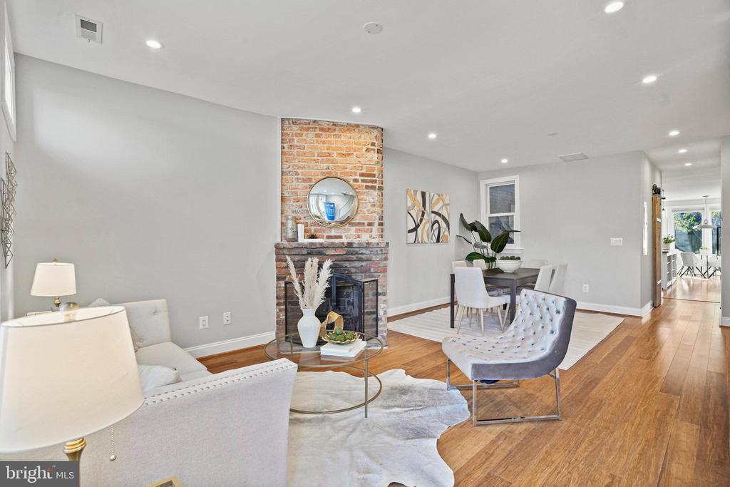 230 12th Pl NE