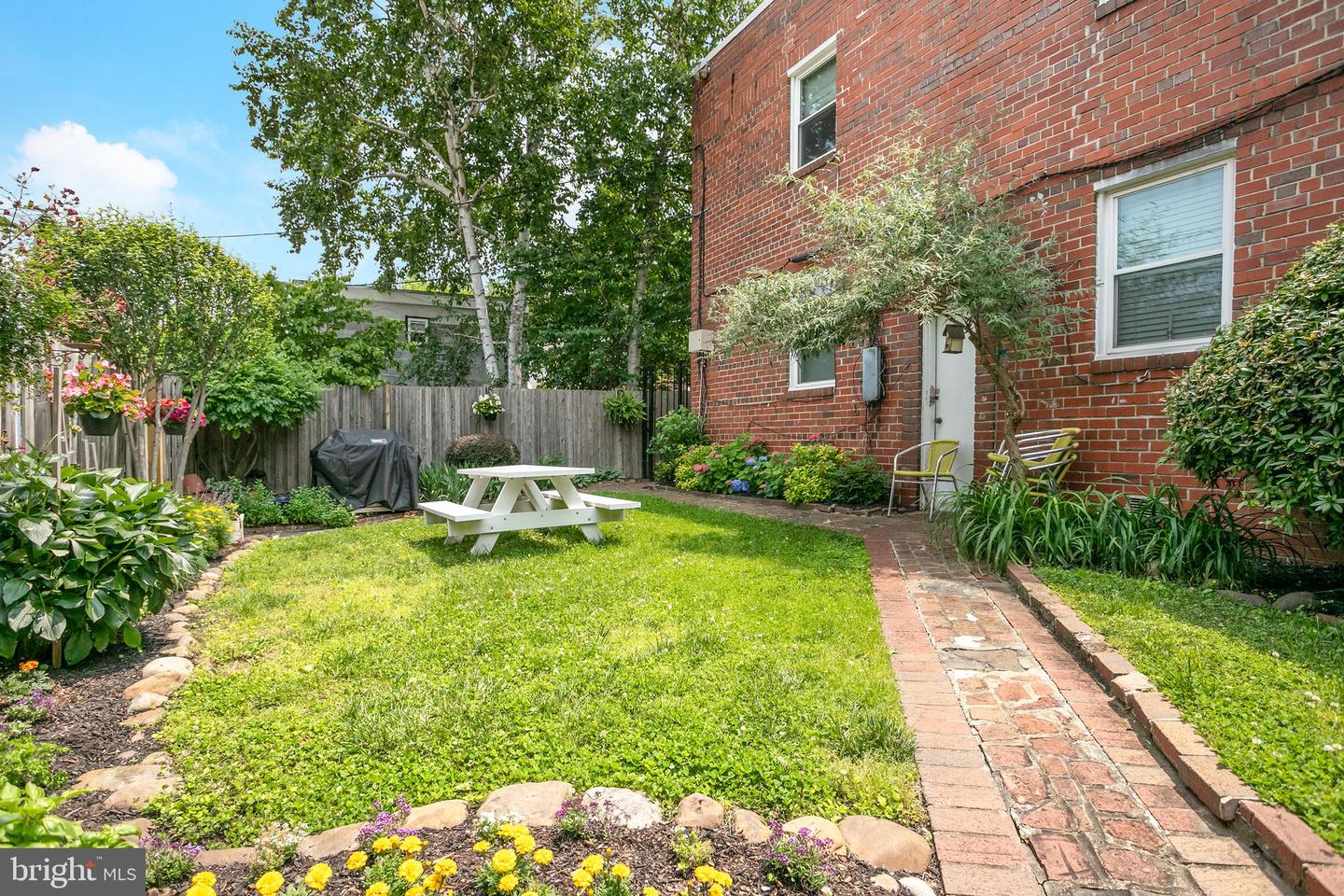 469 Ridge St NW #1