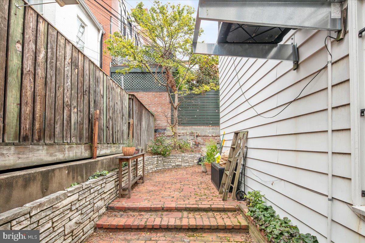 304 2ND STREET SE