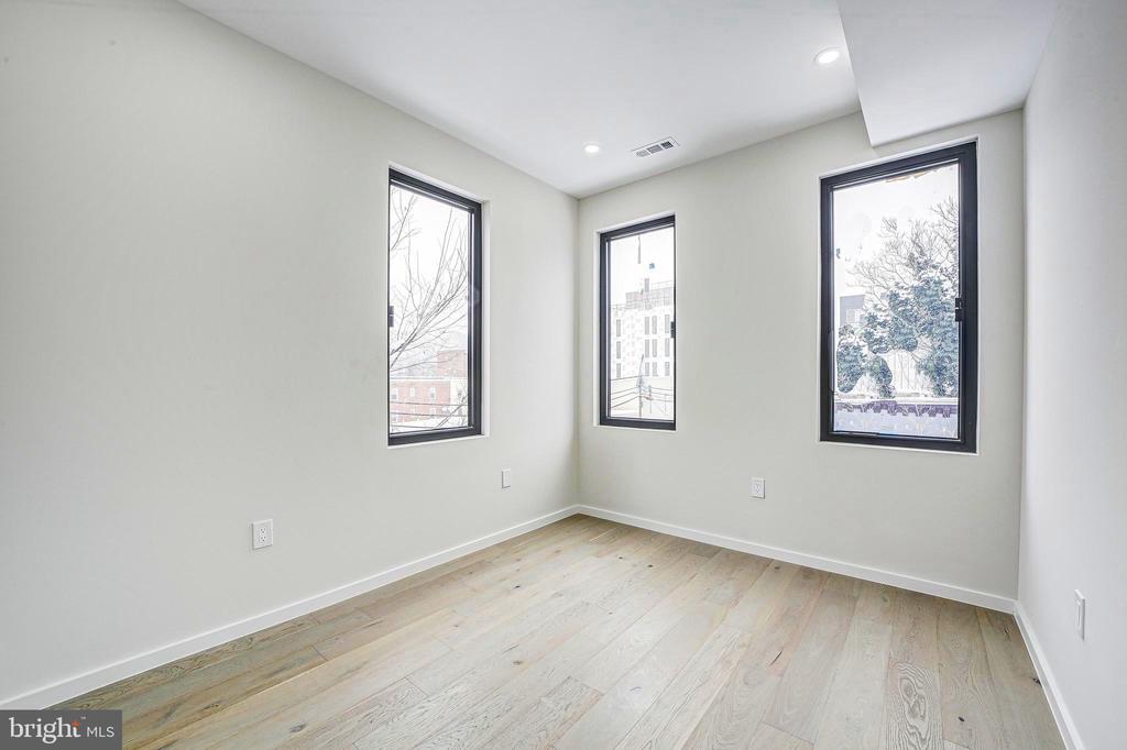 1146 16TH STREET NE