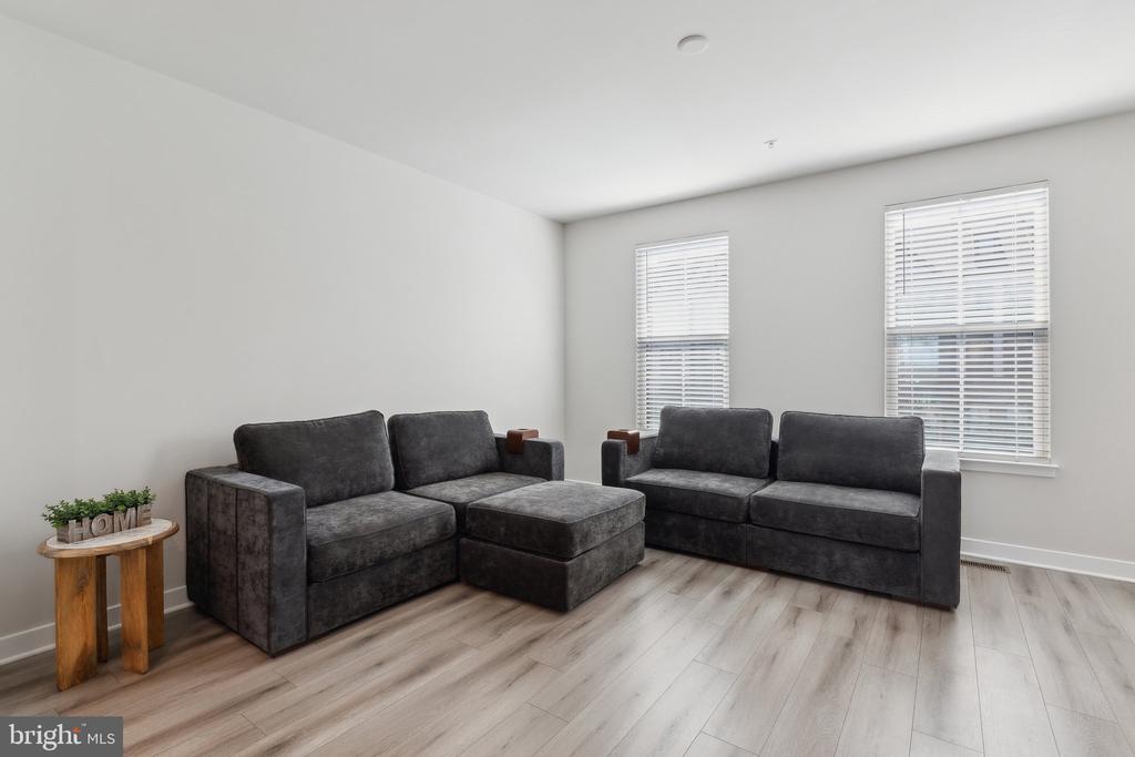 7828 Yona Ct