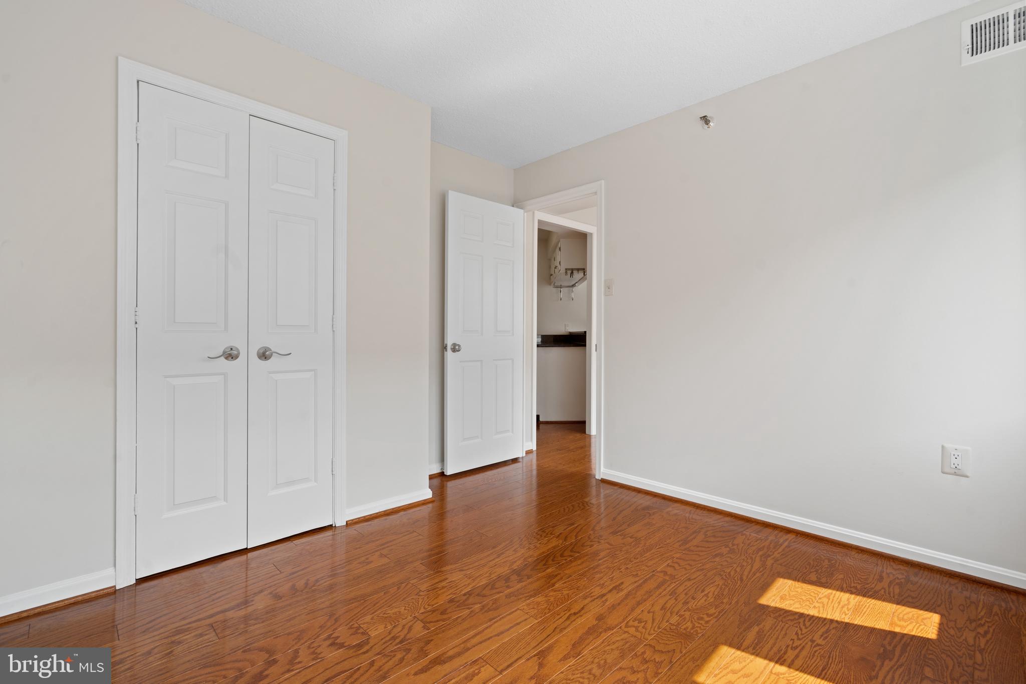 1301 N Courthouse Rd #907