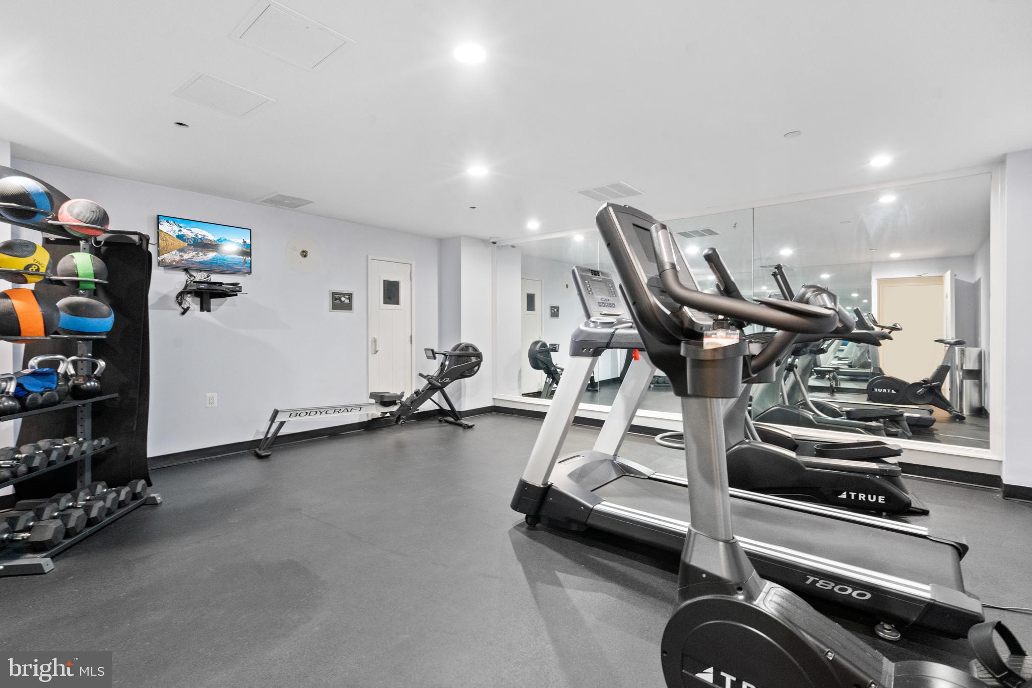 1301 N Courthouse Rd #907