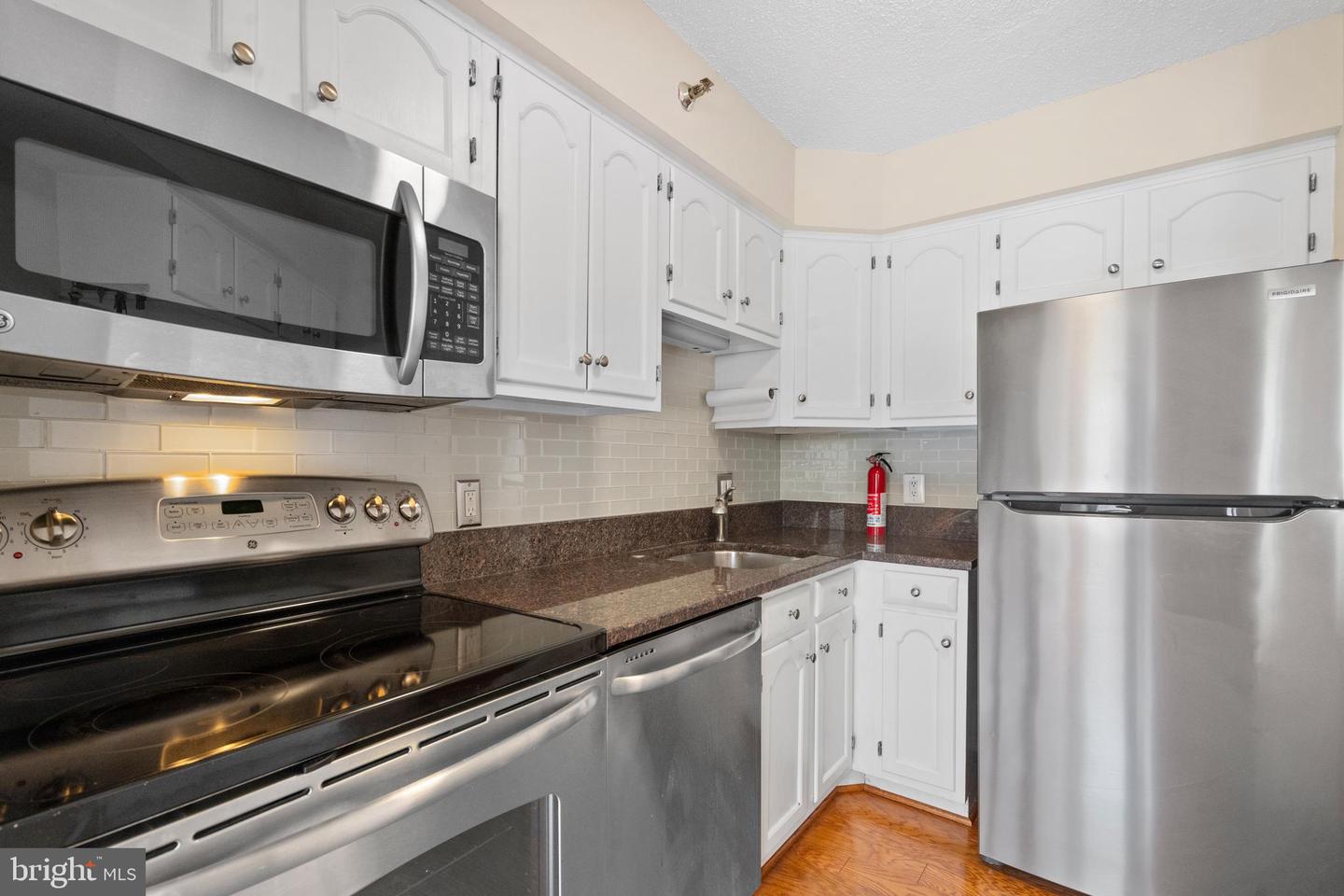 1301 N Courthouse Rd #907