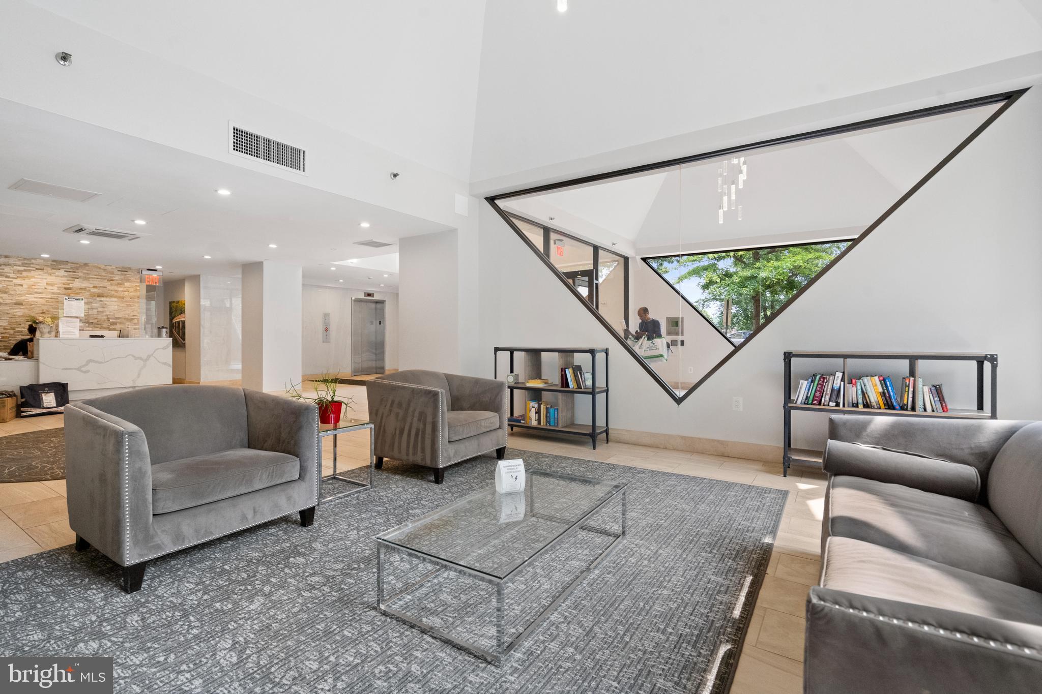 1301 N Courthouse Rd #907