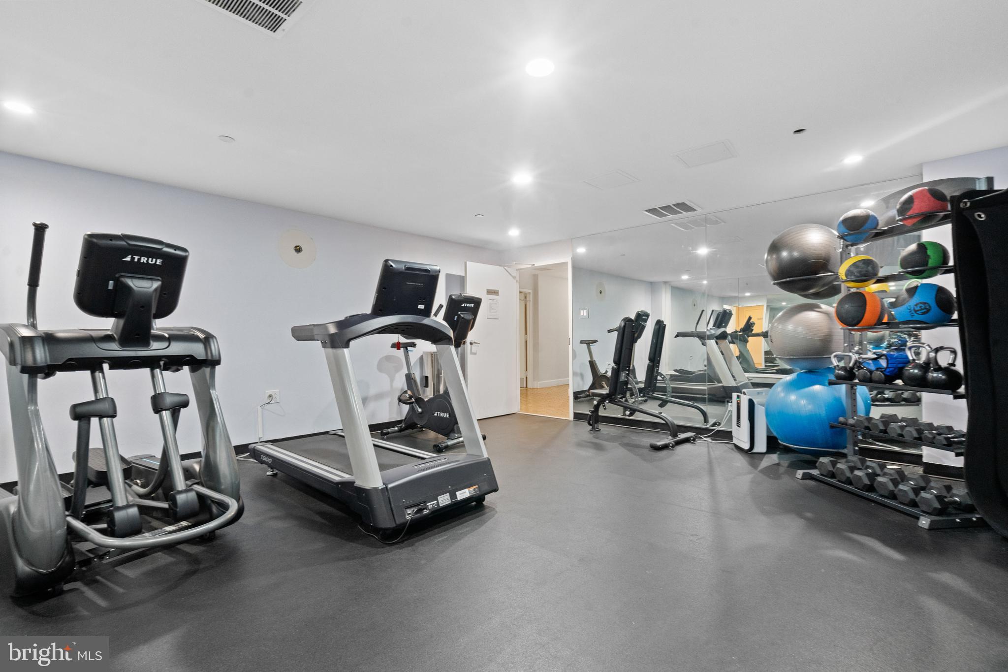 1301 N Courthouse Rd #907