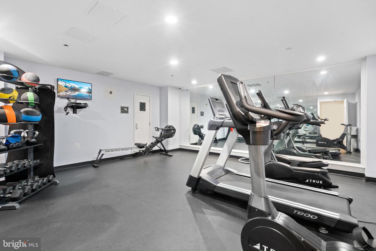1301 N Courthouse Rd #907