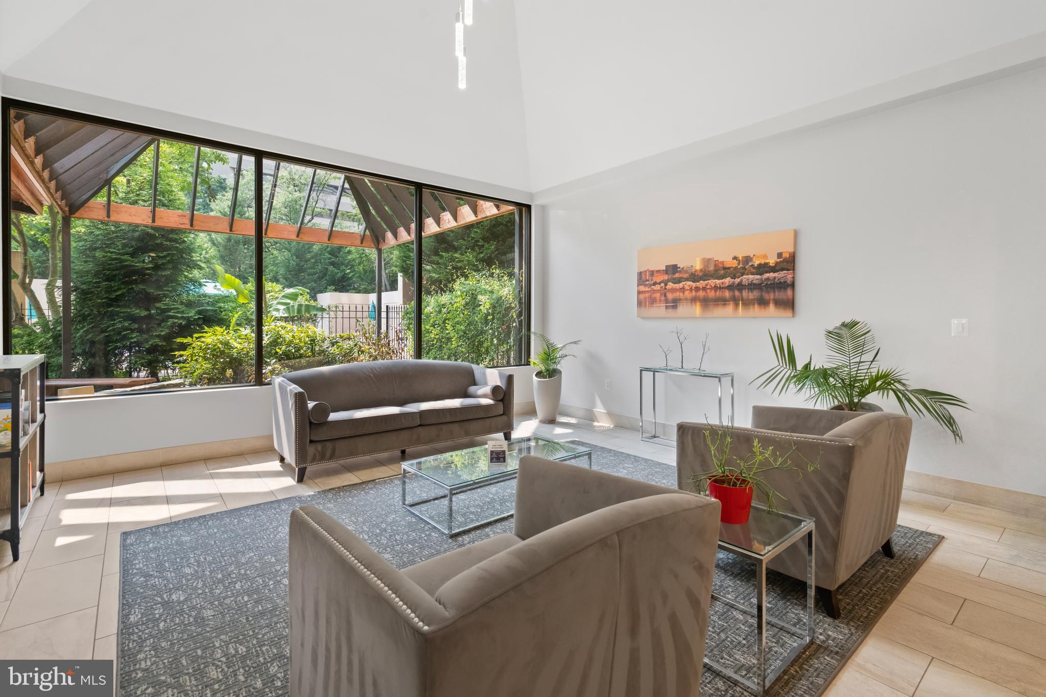 1301 N Courthouse Rd #907