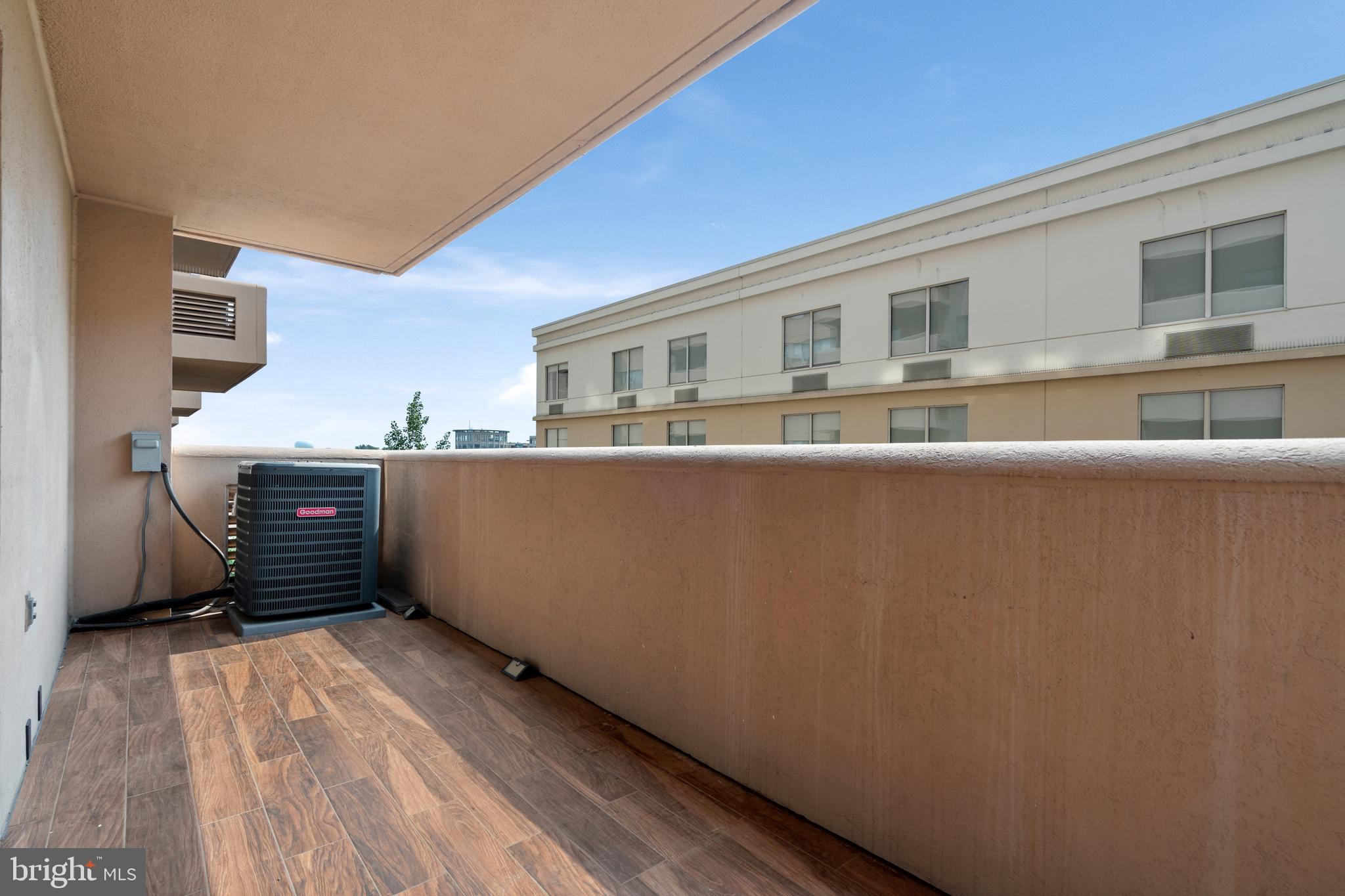 1301 N Courthouse Rd #907