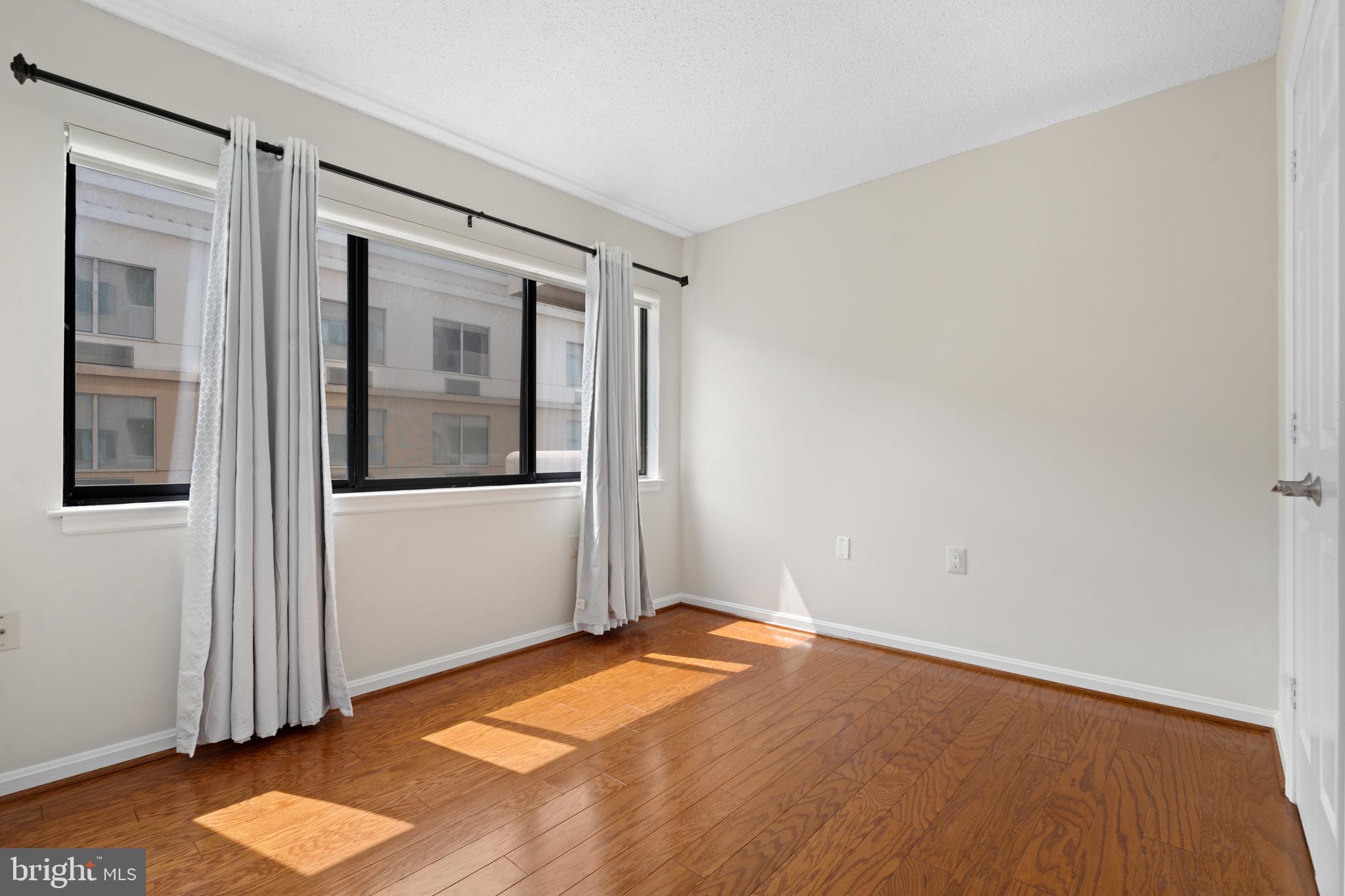 1301 N Courthouse Rd #907