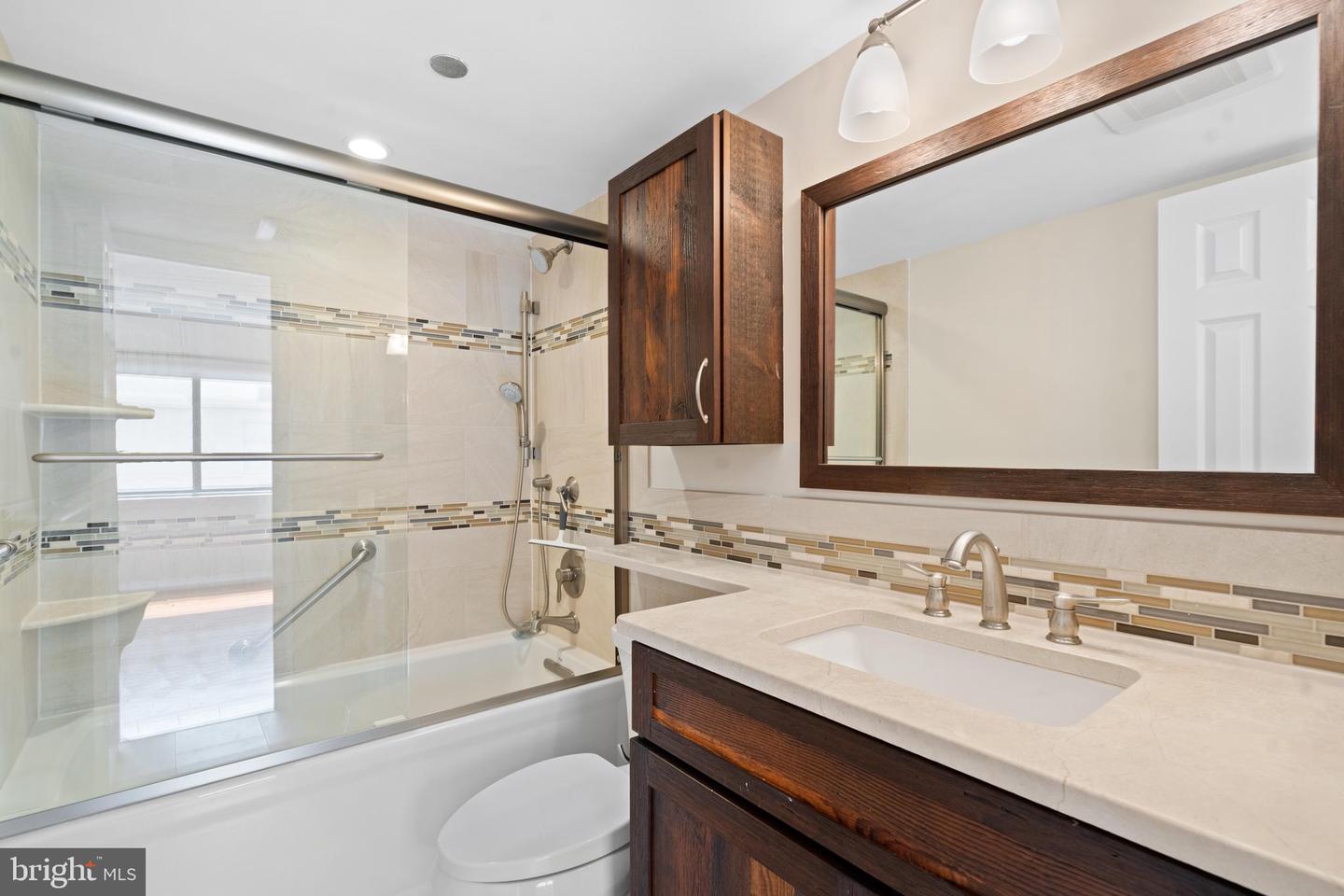 1301 N Courthouse Rd #907