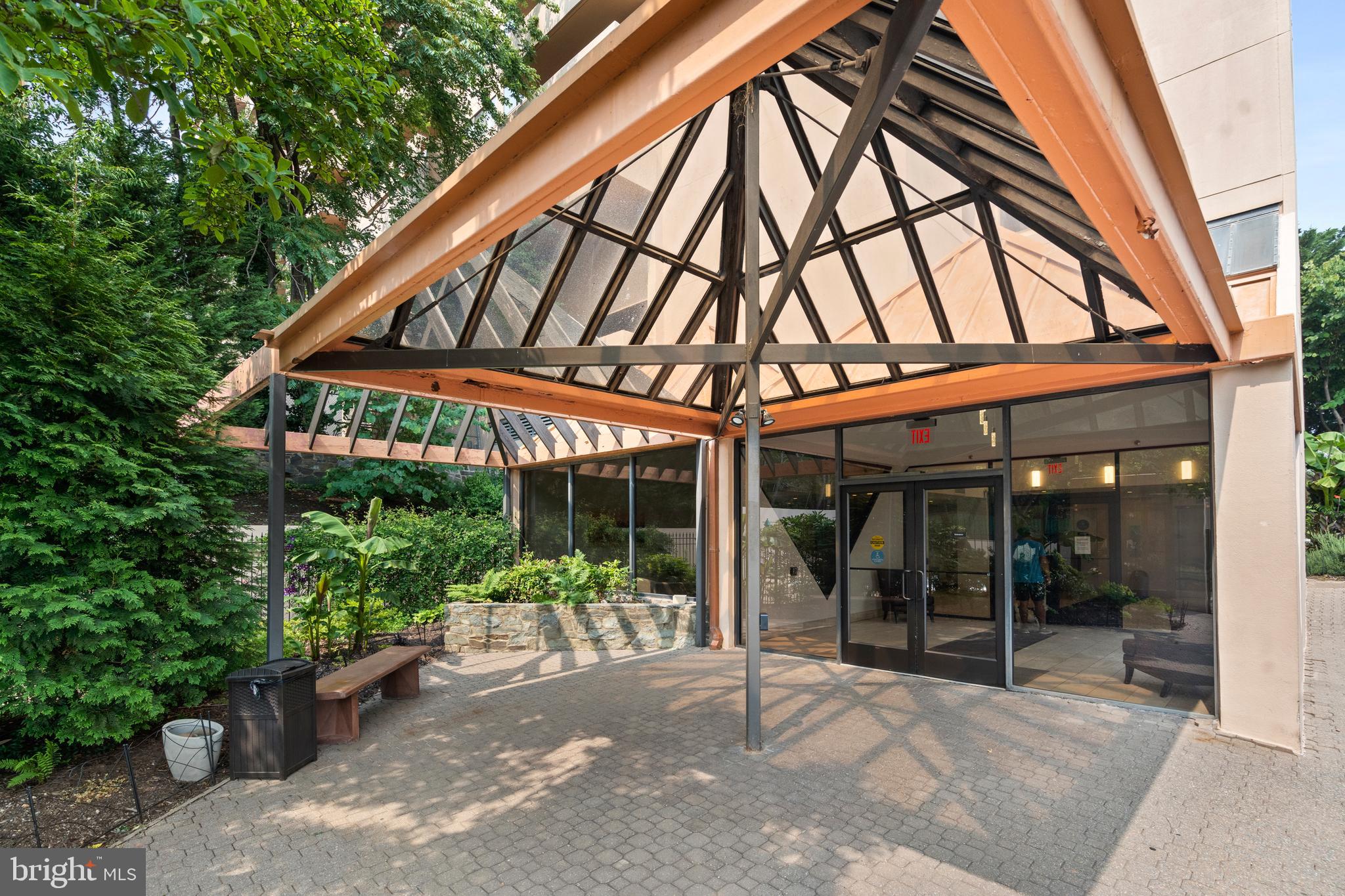 1301 N Courthouse Rd #907