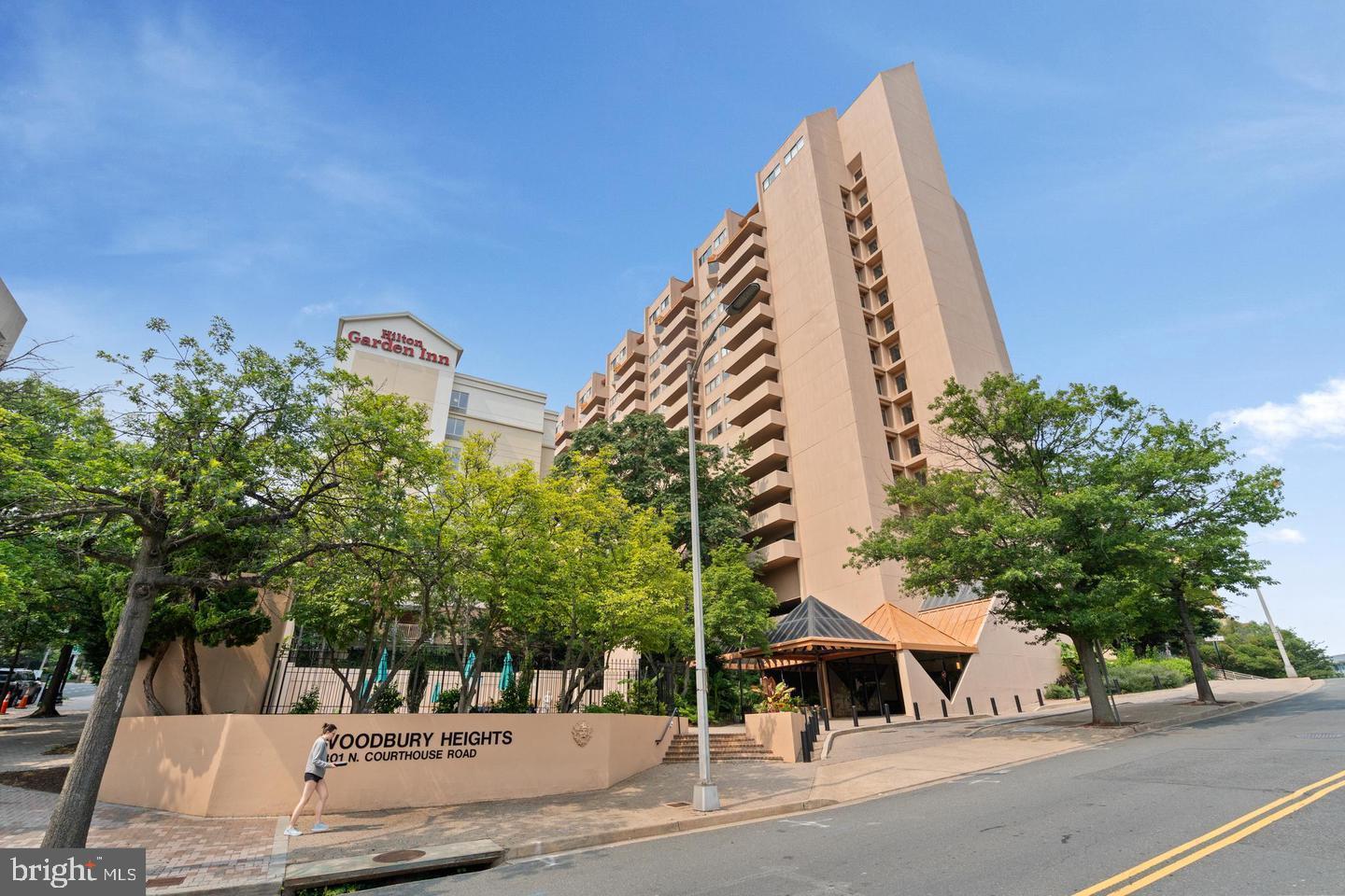 1301 N Courthouse Rd #907