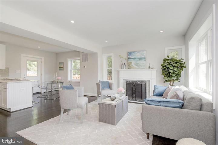 535 N GEORGE MASON DR