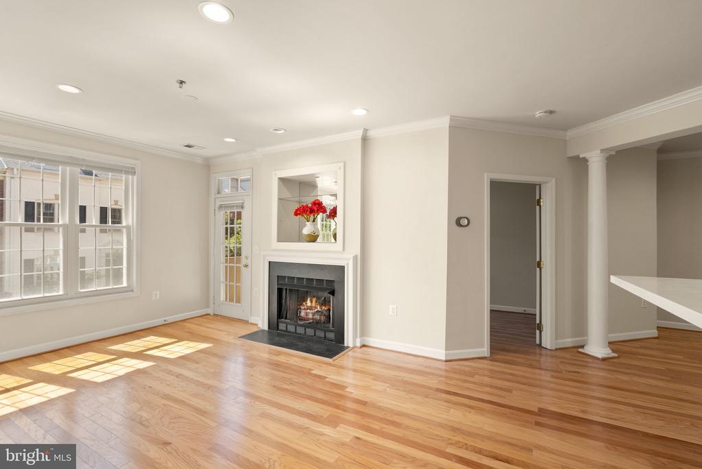 1321 N ADAMS COURT Unit: 201