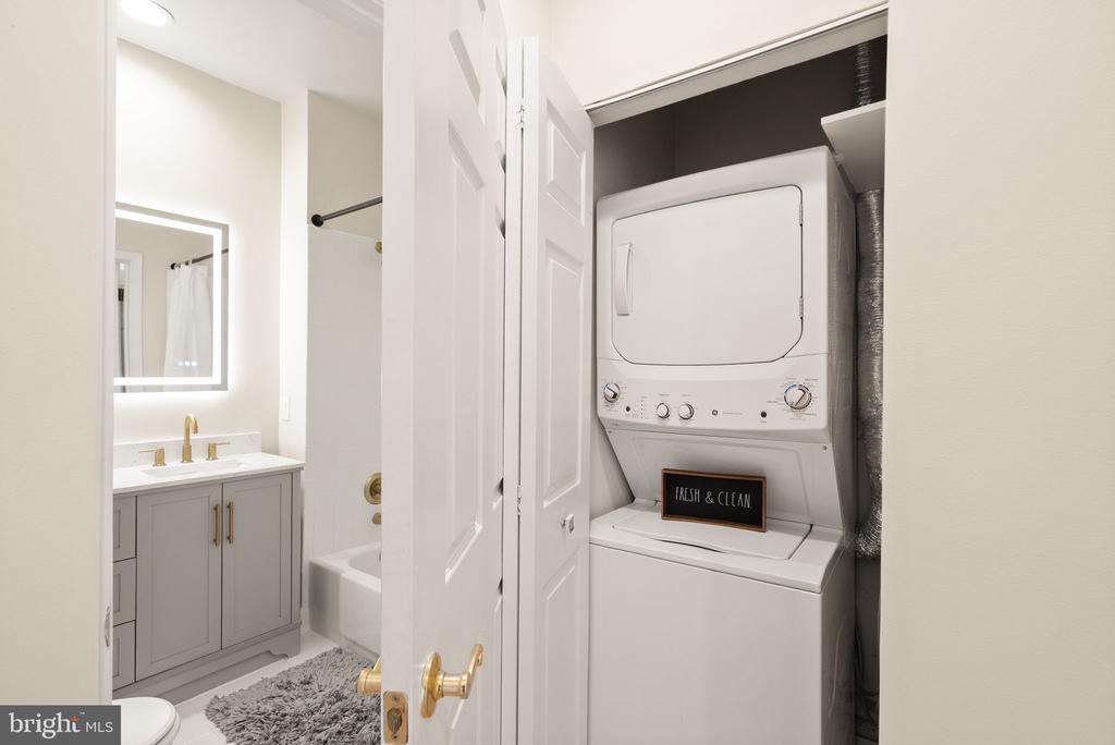 1321 N ADAMS COURT Unit: 201
