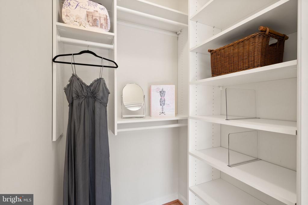 1321 N ADAMS COURT Unit: 201