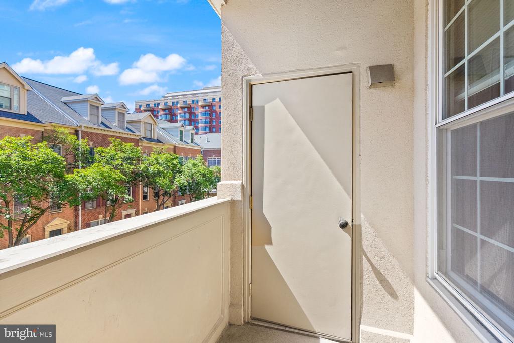 1321 N ADAMS COURT Unit: 201
