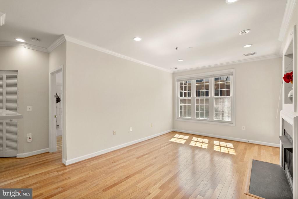 1321 N ADAMS COURT Unit: 201