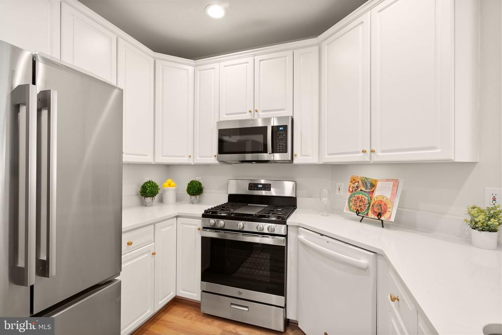 1321 N ADAMS COURT Unit: 201