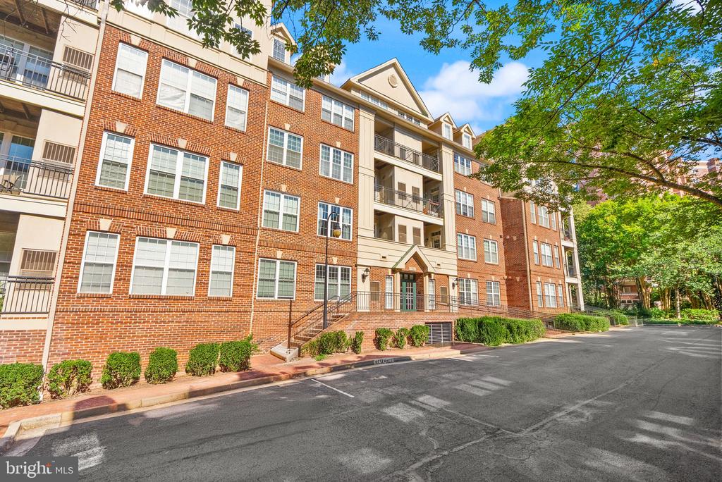 1321 N ADAMS COURT Unit: 201