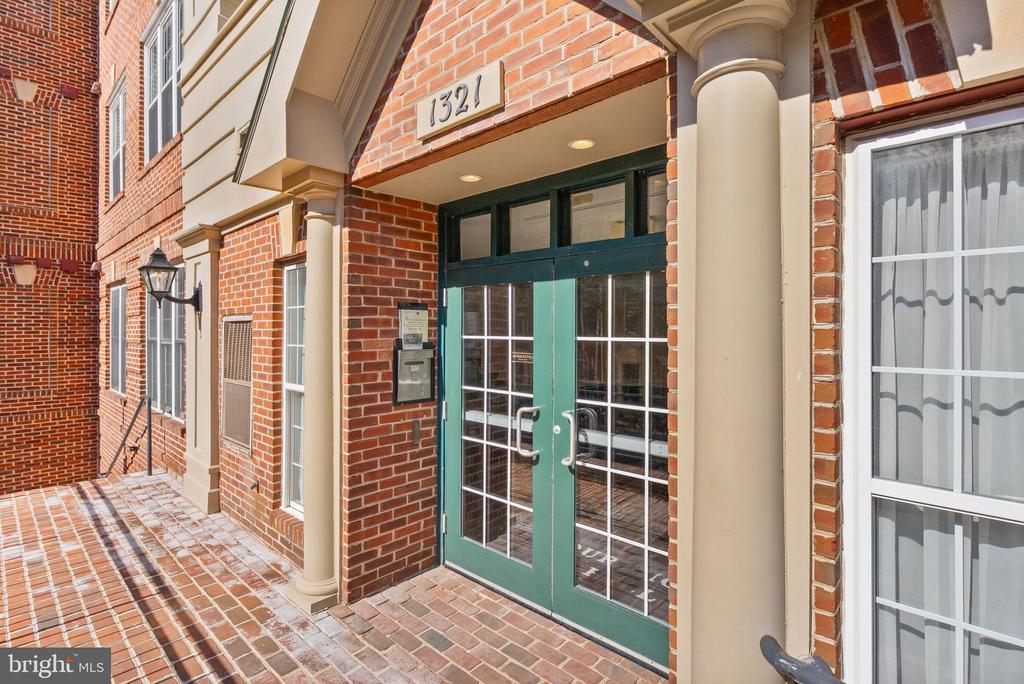 1321 N ADAMS COURT Unit: 201