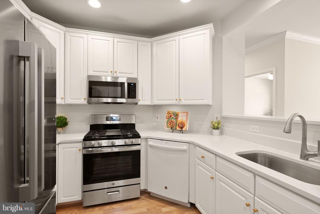 1321 N ADAMS COURT Unit: 201
