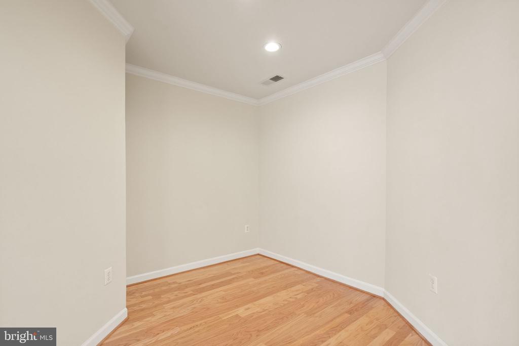 1321 N ADAMS COURT Unit: 201