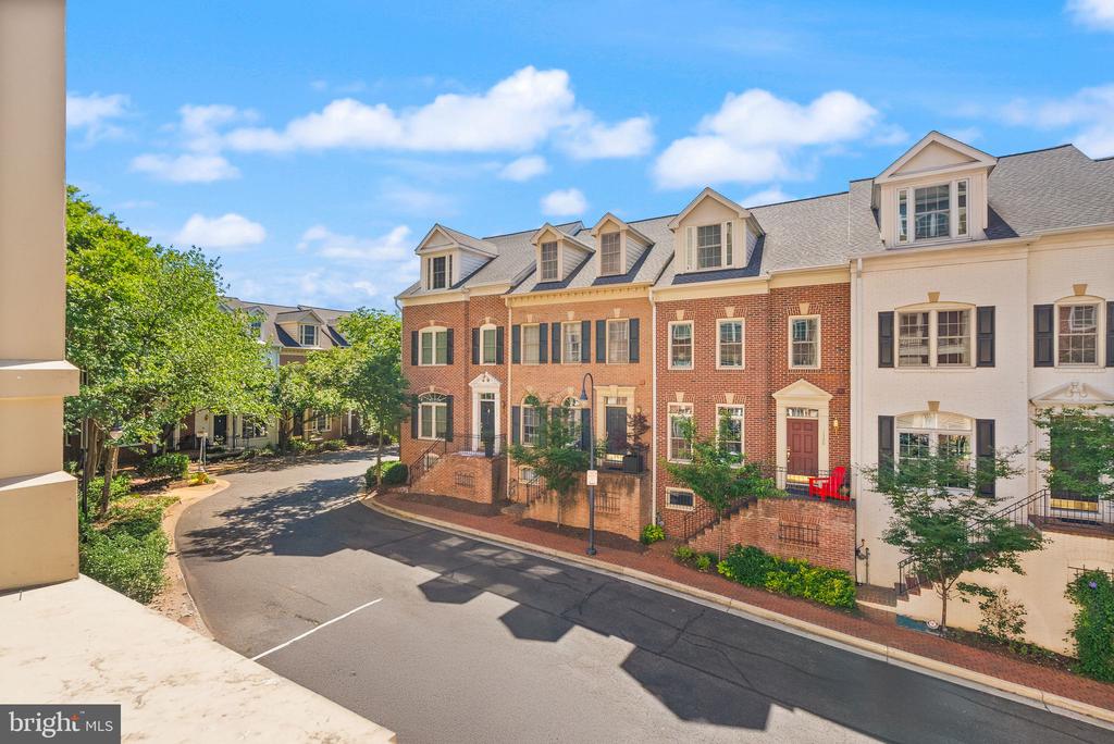 1321 N ADAMS COURT Unit: 201