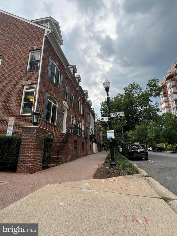1321 N ADAMS COURT Unit: 201
