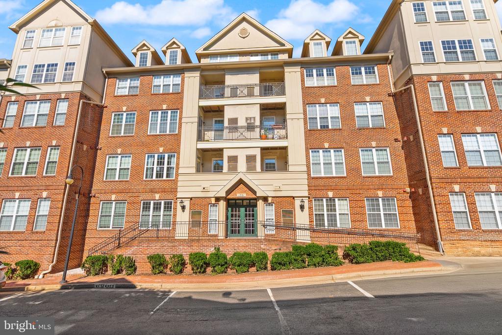 1321 N ADAMS COURT Unit: 201