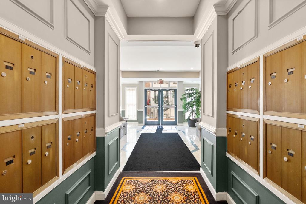1321 N ADAMS COURT Unit: 201