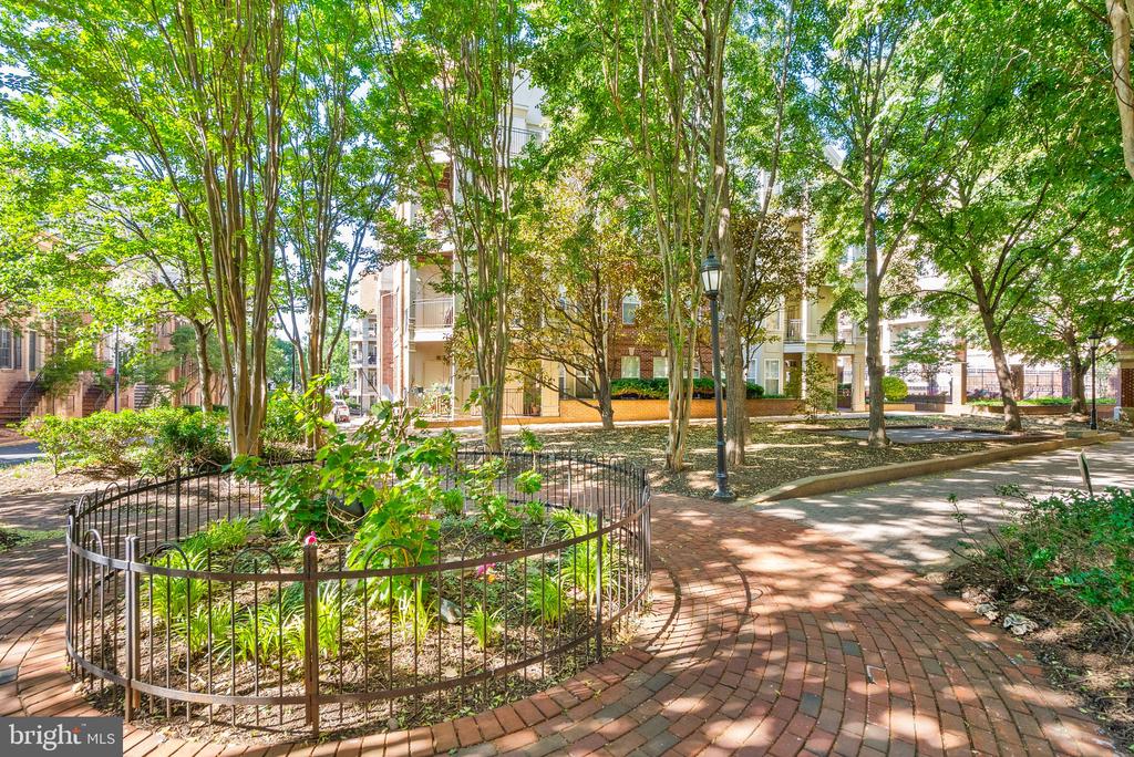 1321 N ADAMS COURT Unit: 201