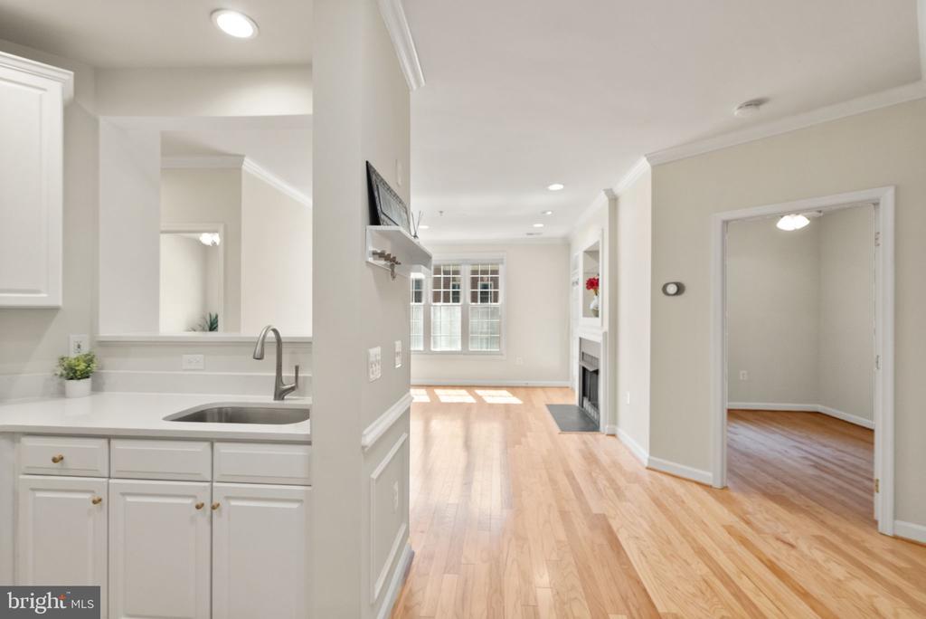 1321 N ADAMS COURT Unit: 201